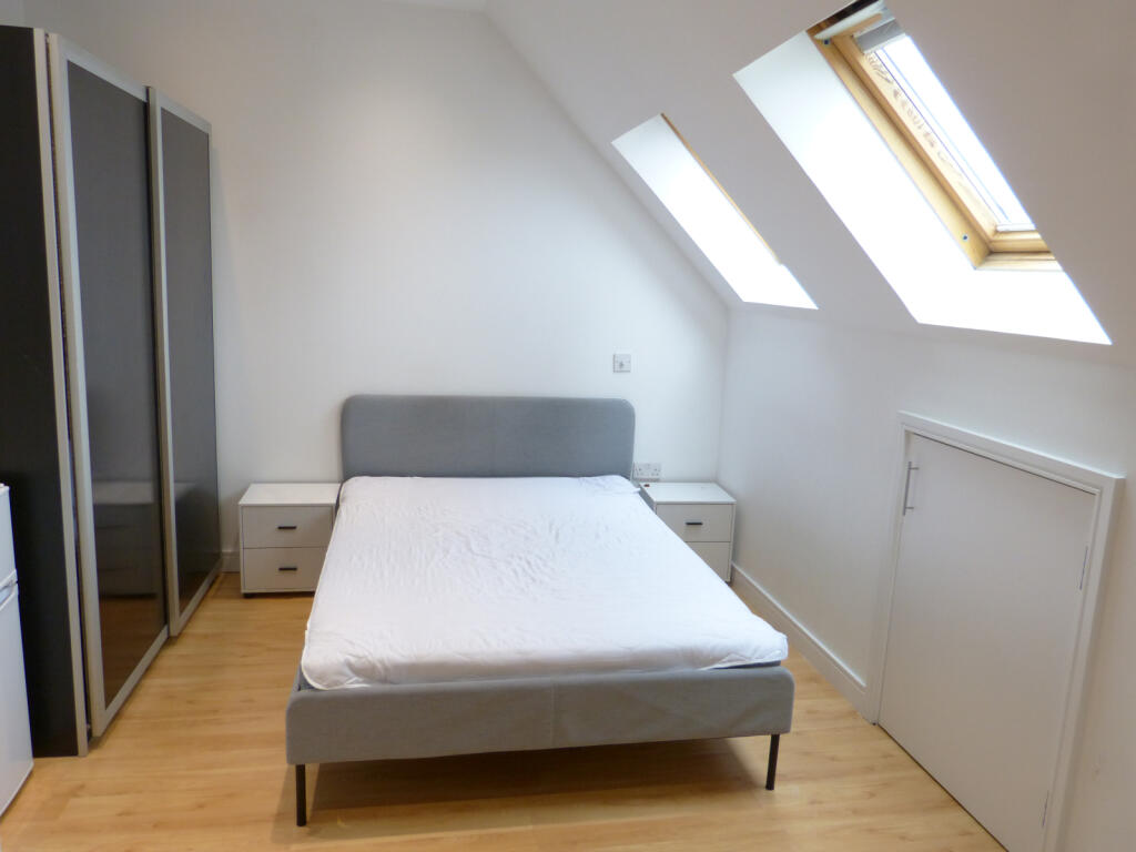 4 bed Studio for rent in Hendon. From Dreamview Estates - Golders Green