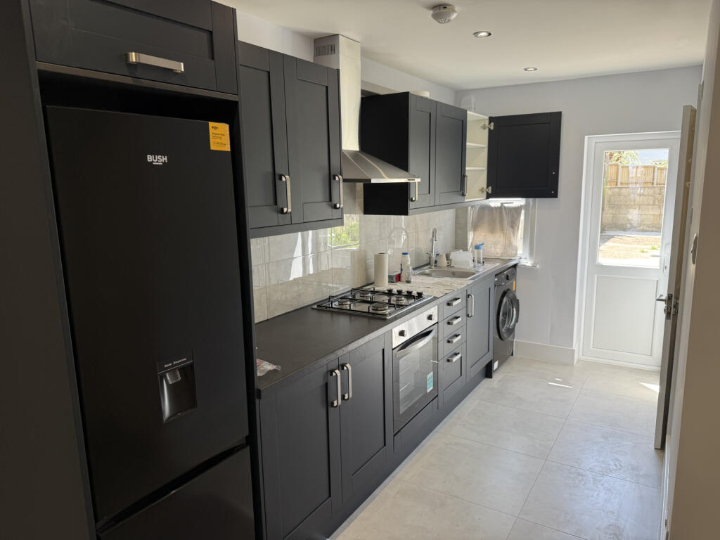 4 bed Mid Terraced House for rent in Willesden. From Dreamview Estates - Golders Green