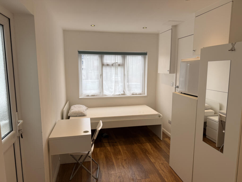 4 bed Studio for rent in Hendon. From Dreamview Estates - Golders Green