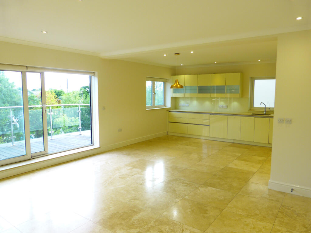 3 bed 1st Floor Flat for rent in Hampstead. From Dreamview Estates - Golders Green