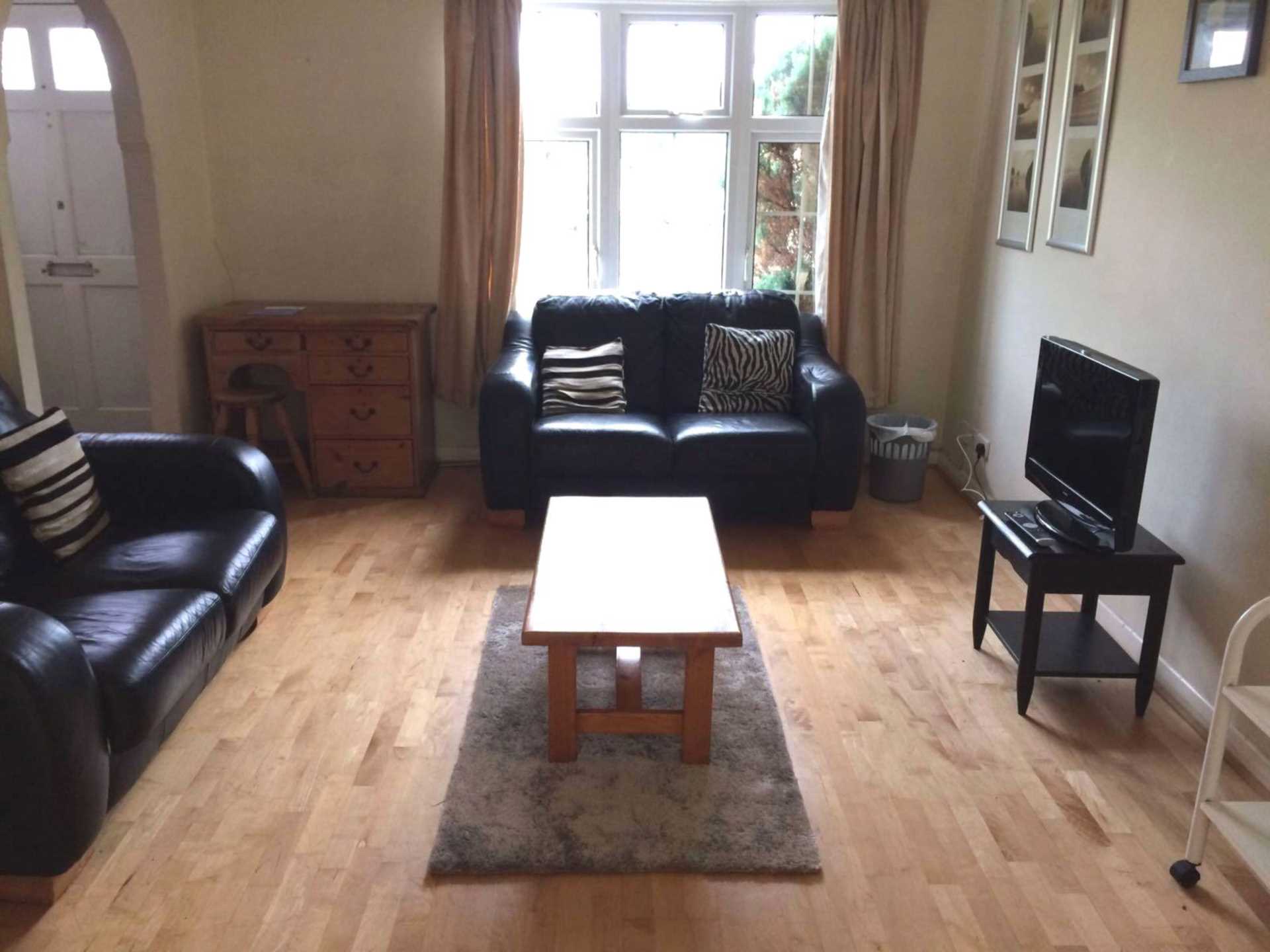 3 bed Mid Terraced House for rent in Guildford. From New Leaf Homes