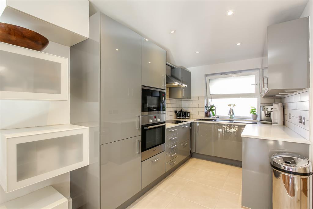 4 bed Annexe for rent in London. From Hunters - Camberwell