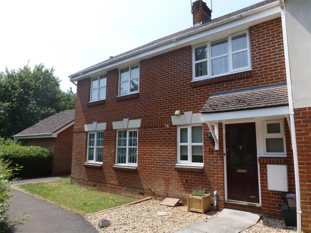 2 bed Mid Terraced House for rent in Farnham. From Trueman Letting Company - Farnham