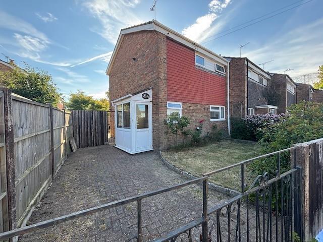 2 bed Mid Terraced House for rent in Shortheath. From Trueman Letting Company - Farnham
