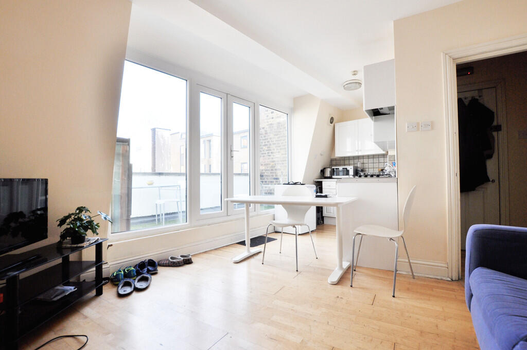 2 bed 1st Floor Flat for rent in London. From Elkay Properties - London
