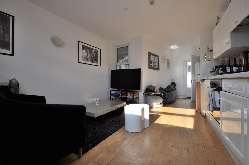 3 bed Apartment for rent in London. From Elkay Properties - London