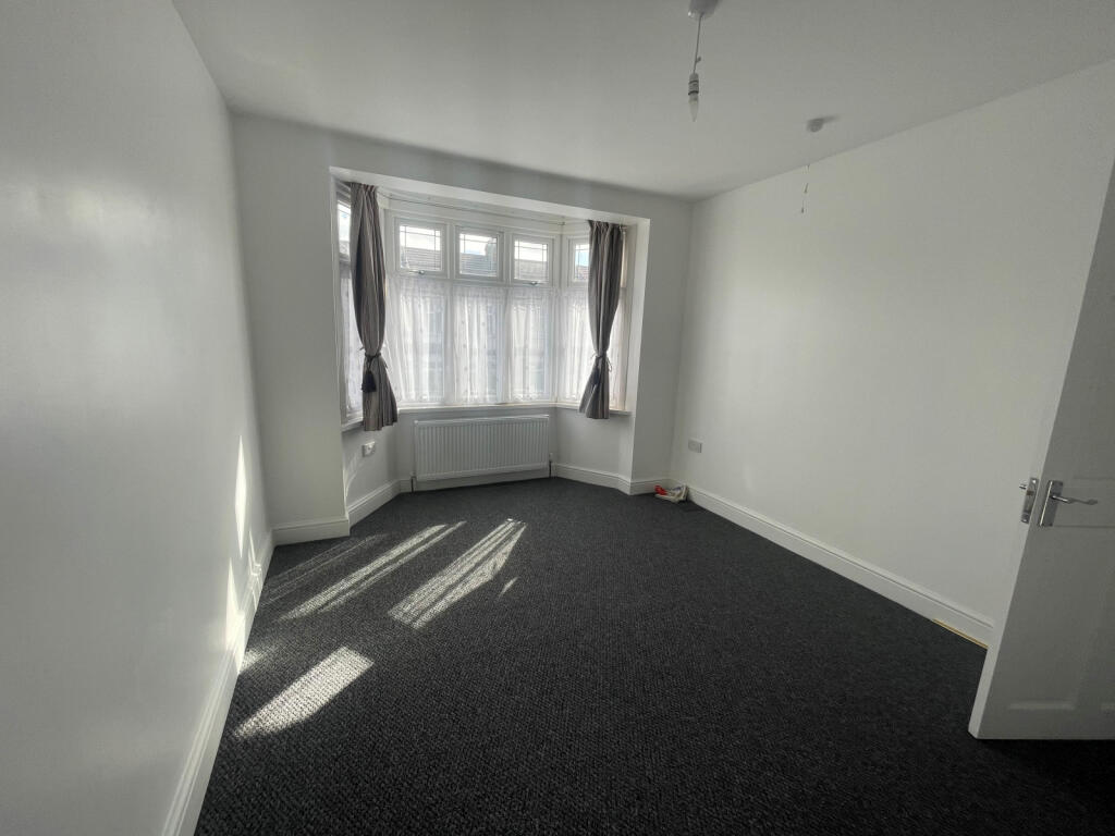 3 bed Mid Terraced House for rent in Ilford. From Ideal Locations