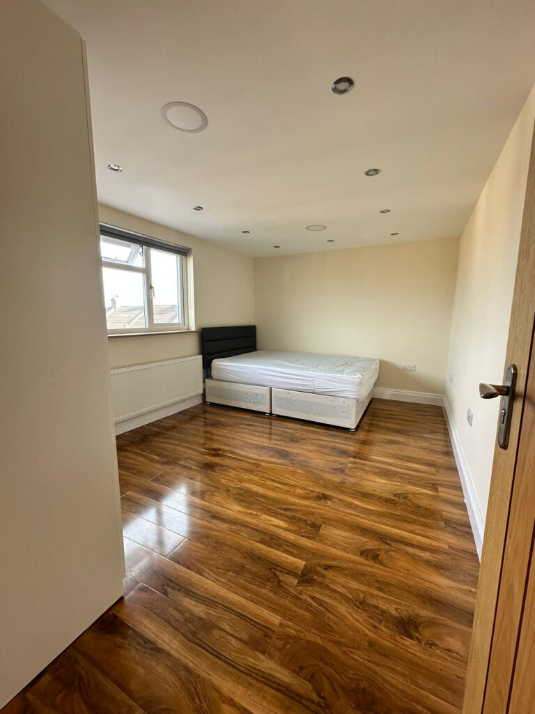 2 bed Flat for rent in Ilford. From Ideal Locations