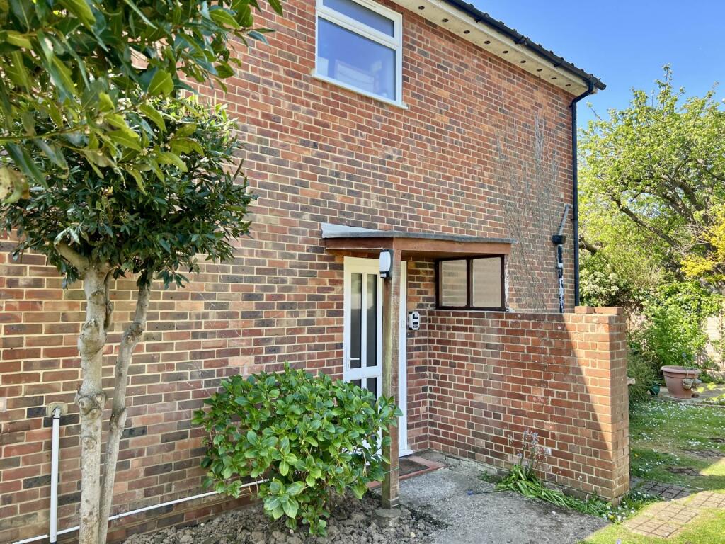 2 bed 1st Floor Flat for rent in Flansham. From Abacus Letting Services - Felpham