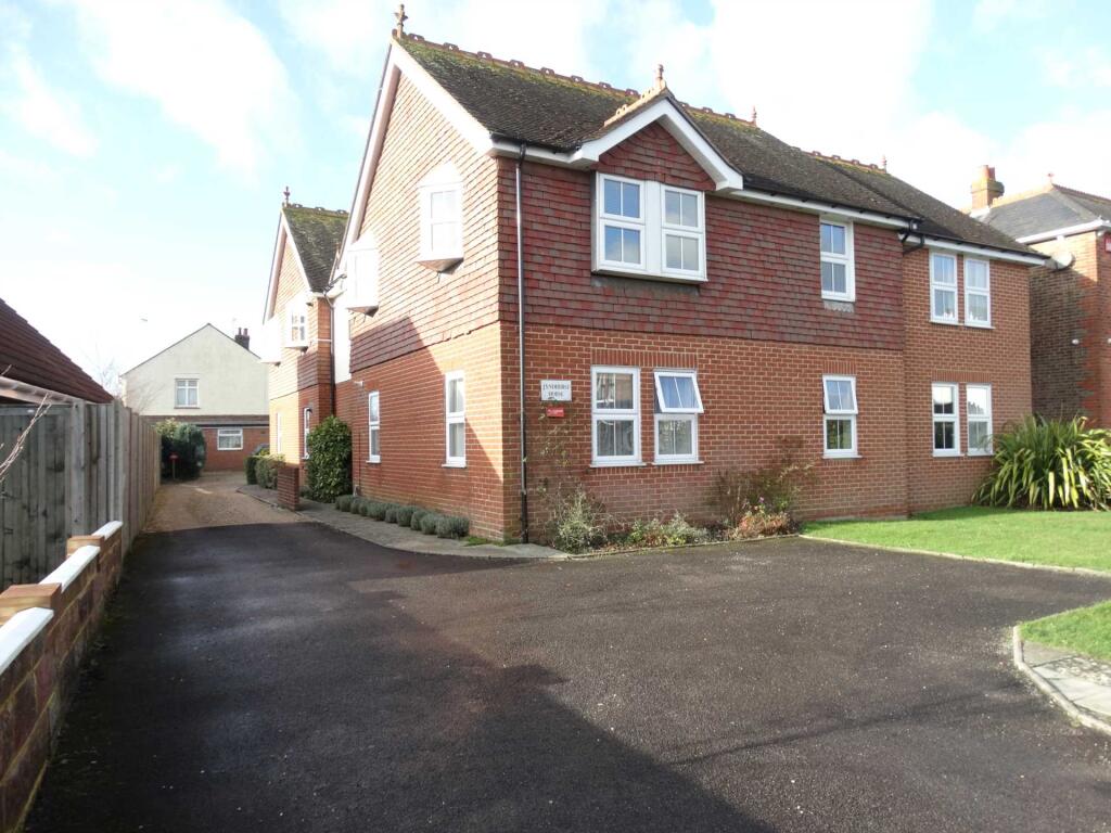 4 bed 1st Floor Flat for rent in Chichester. From Abacus Letting Services - Felpham