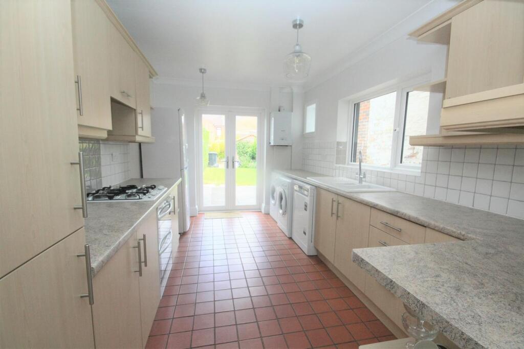 3 bed Mid Terraced House for rent in Eastleigh. From David Evans Estate Agents - Eastleigh