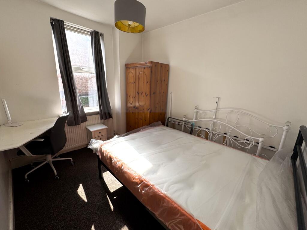 5 bed Mid Terraced House for rent in Leicester Forest East. From First 4 Lettings - Leicester