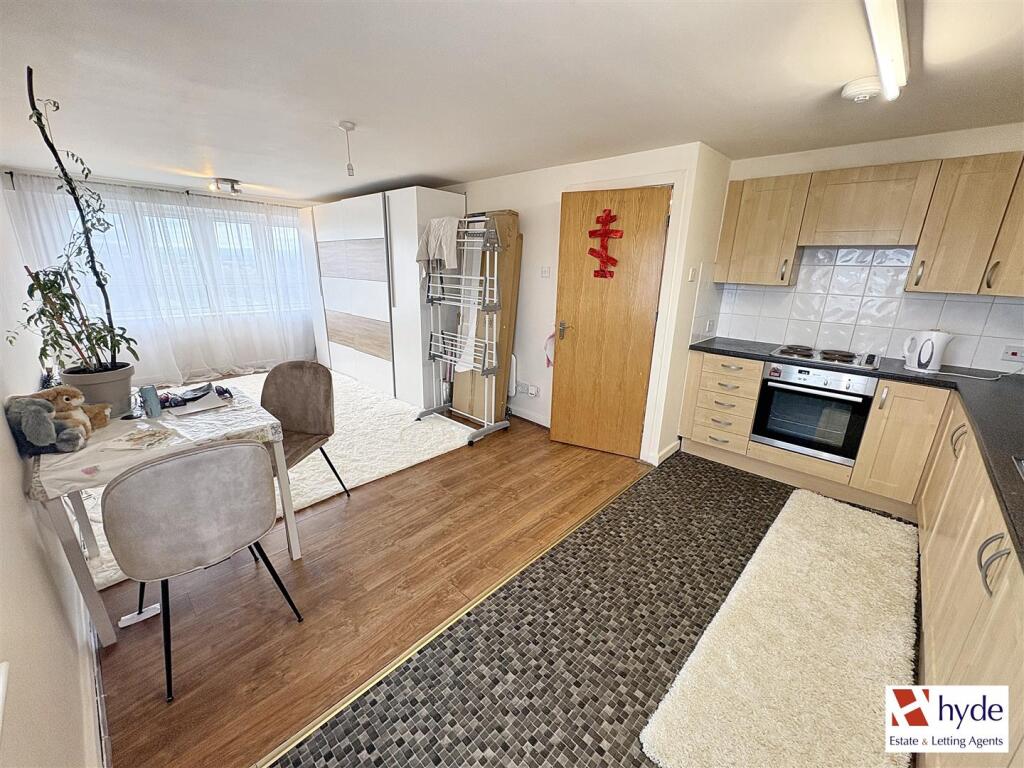 2 bed 1st Floor Flat for rent in Charlestown. From Hyde Estate & Lettings Agents - Manchester 2 bed 1st Floor Flat for rent in Charlestown. From Hyde Estate & Lettings Agents - Manchester