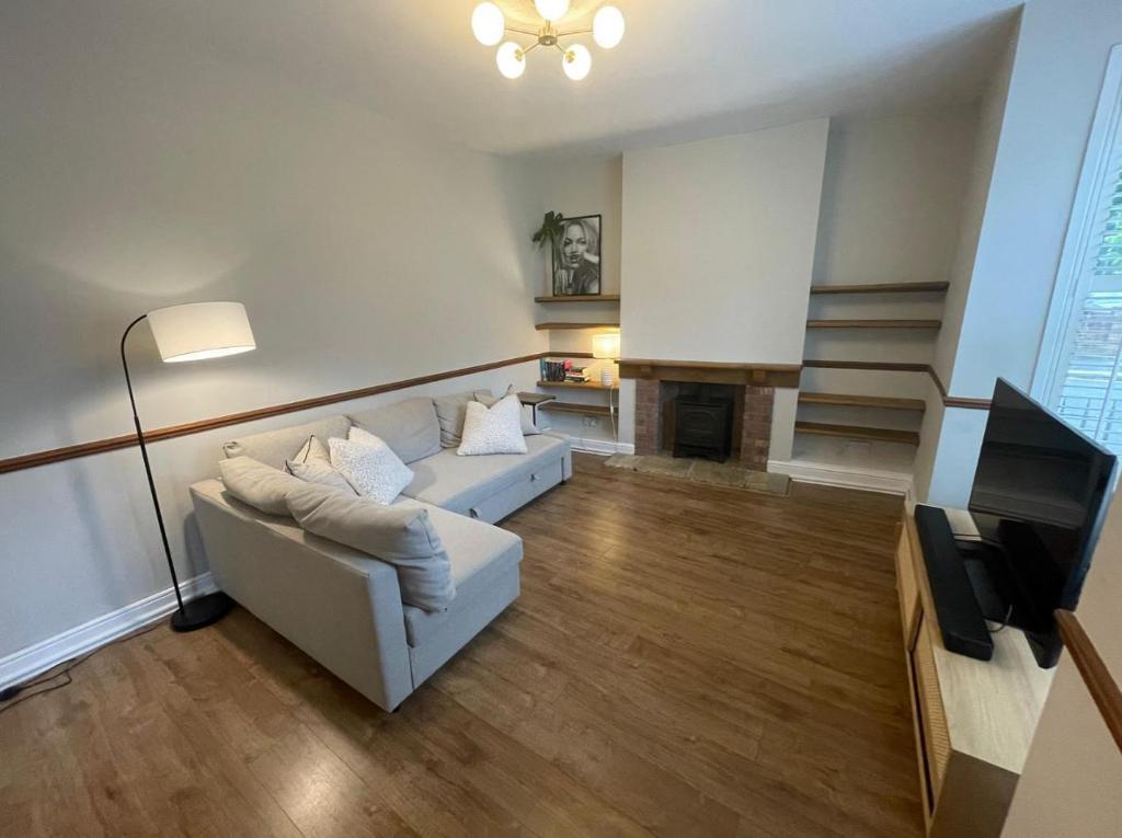 3 bed End of Terrace for rent in Wanstead. From Domeview Properties - London