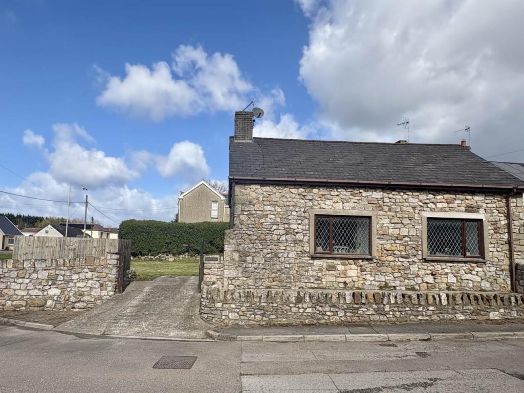 3 bed Detached bungalow for rent in South Cornelly. From Porters Estate Agents - Bridgend