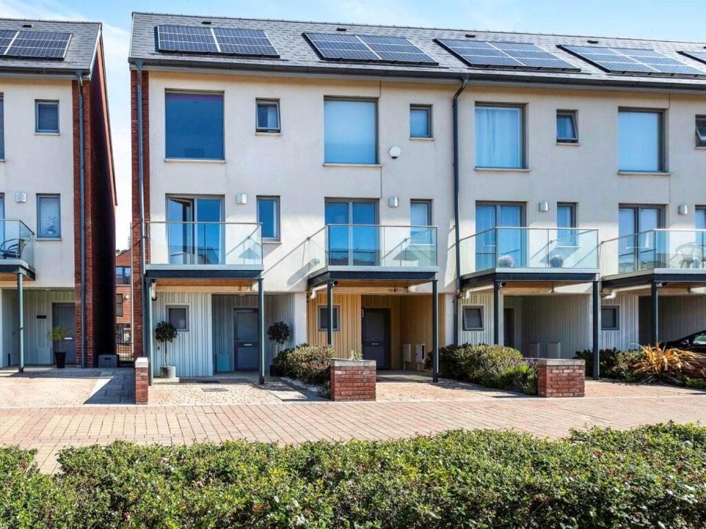 3 bed Town House for rent in Swansea. From Porters Estate Agents - Bridgend 3 bed Town House for rent in Swansea. From Porters Estate Agents - Bridgend