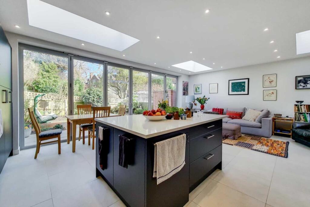 2 bed 1st Floor Flat for rent in Hornsey. From Taylor Gibbs