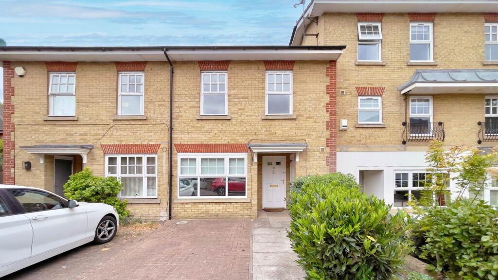 3 bed Detached for rent in Friern Barnet. From Taylor Gibbs 3 bed Detached for rent in Friern Barnet. From Taylor Gibbs