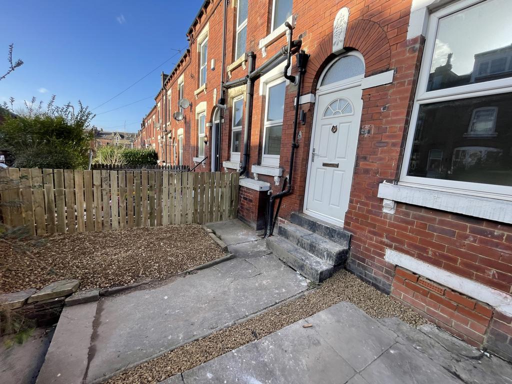 2 bed Mid Terraced House for rent in Leeds. From Care 4 Properties
