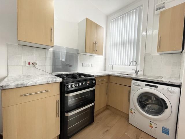 3 bed Mid Terraced House for rent in Leeds. From Care 4 Properties 