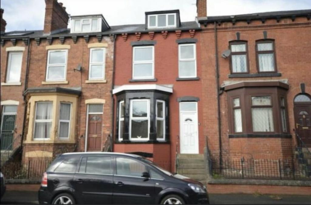 5 bed Mid Terraced House for rent in Leeds. From Care 4 Properties 