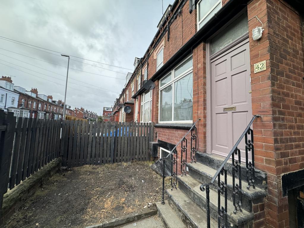 3 bed Mid Terraced House for rent in Leeds. From Care 4 Properties 