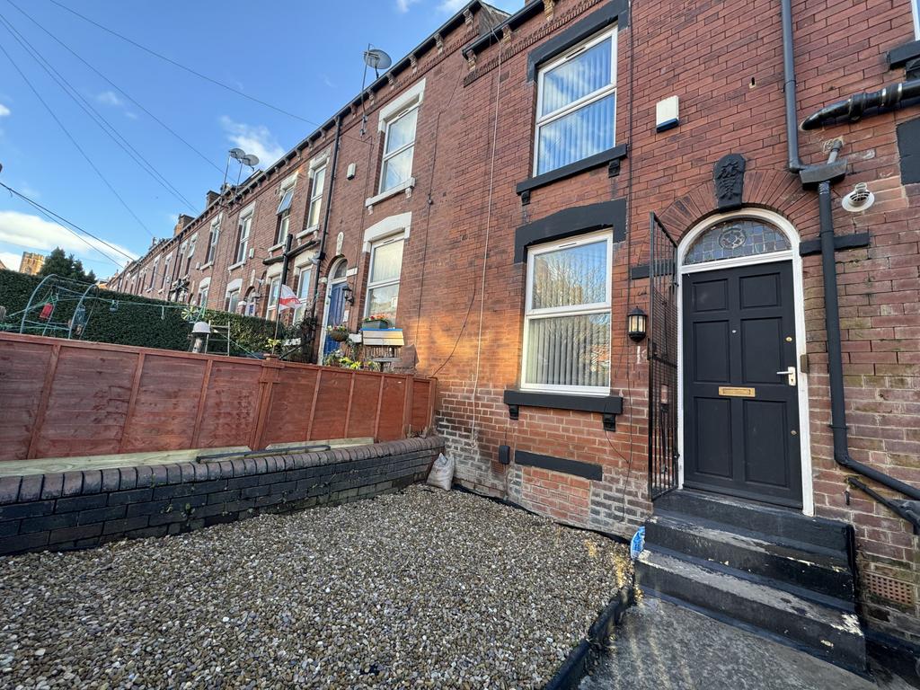 2 bed Mid Terraced House for rent in Leeds. From Care 4 Properties 