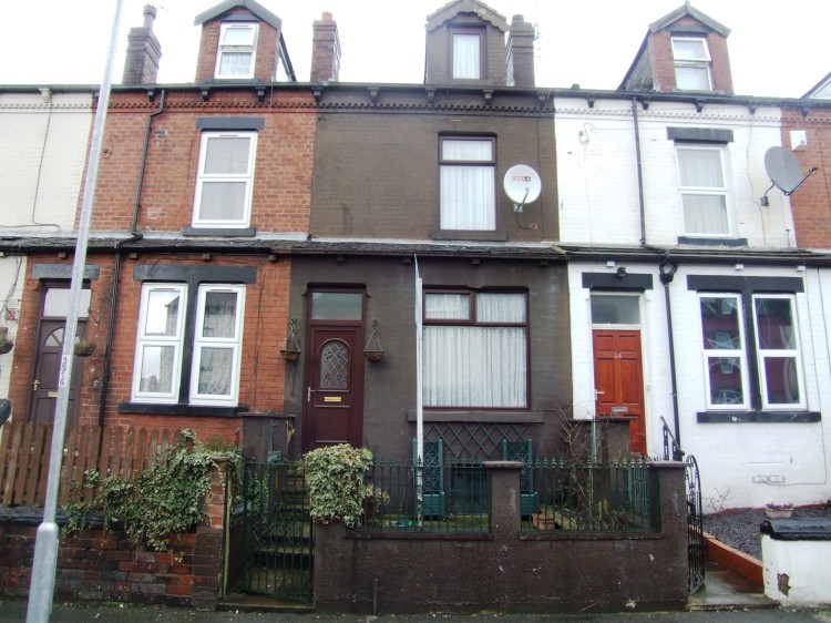 4 bed Mid Terraced House for rent in Leeds. From Lota Properties