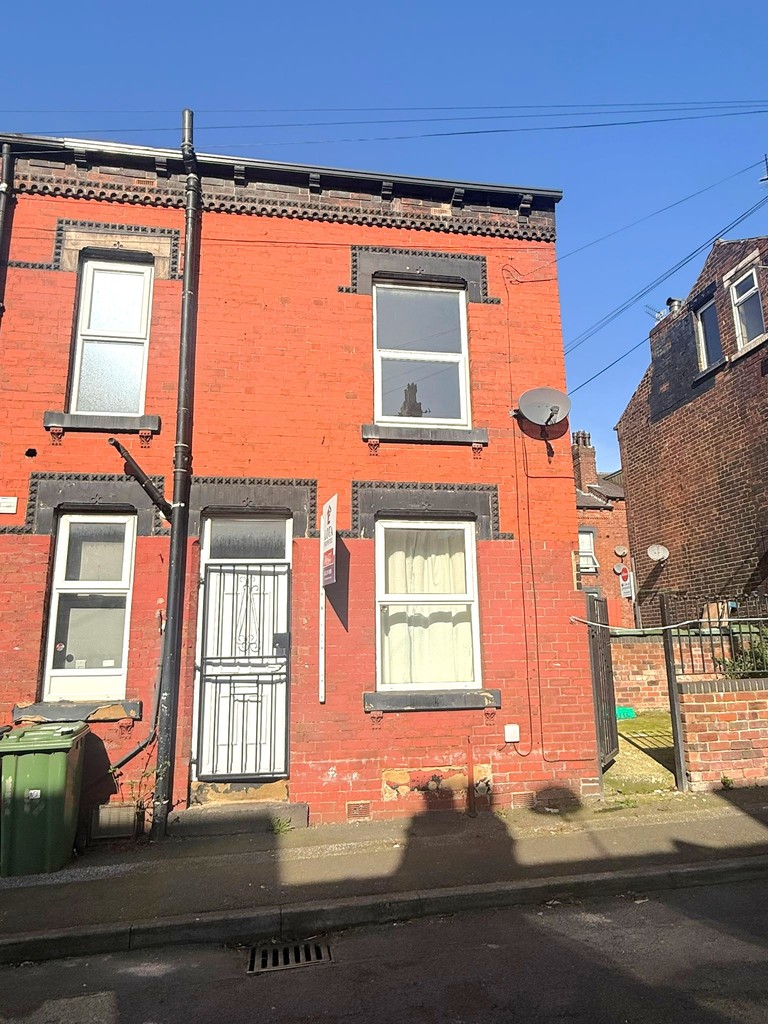 2 bed Mid Terraced House for rent in Leeds. From Lota Properties