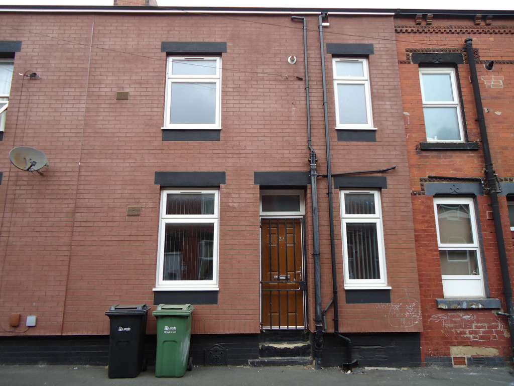 2 bed Mid Terraced House for rent in Leeds. From Lota Properties