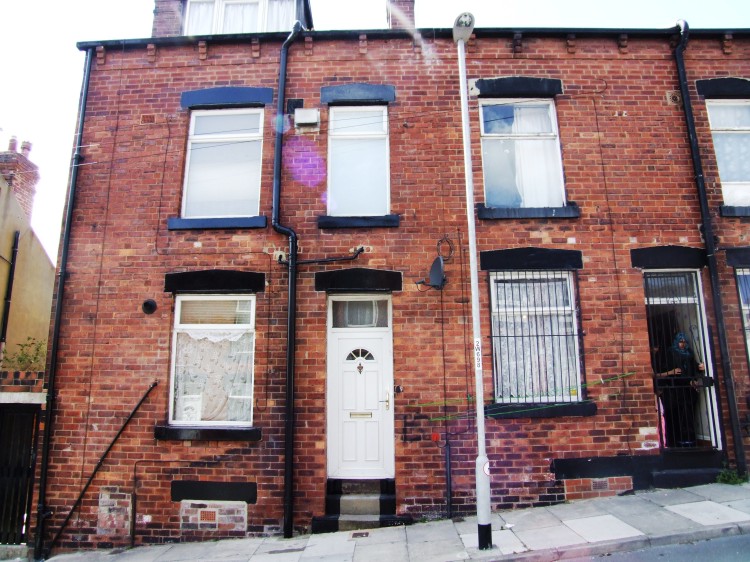 2 bed Mid Terraced House for rent in Leeds. From Lota Properties