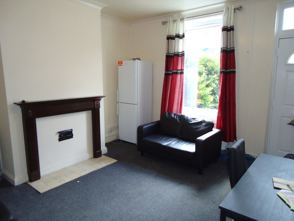 2 bed Mid Terraced House for rent in Leeds. From Lota Properties