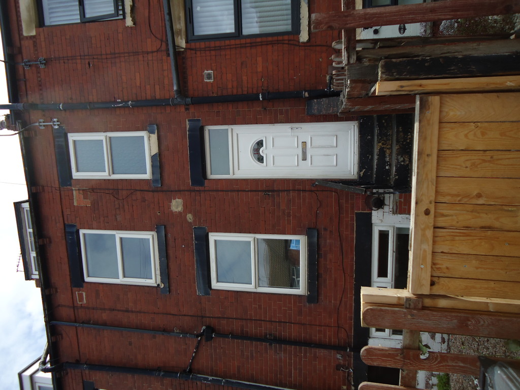 3 bed Mid Terraced House for rent in Leeds. From Lota Properties