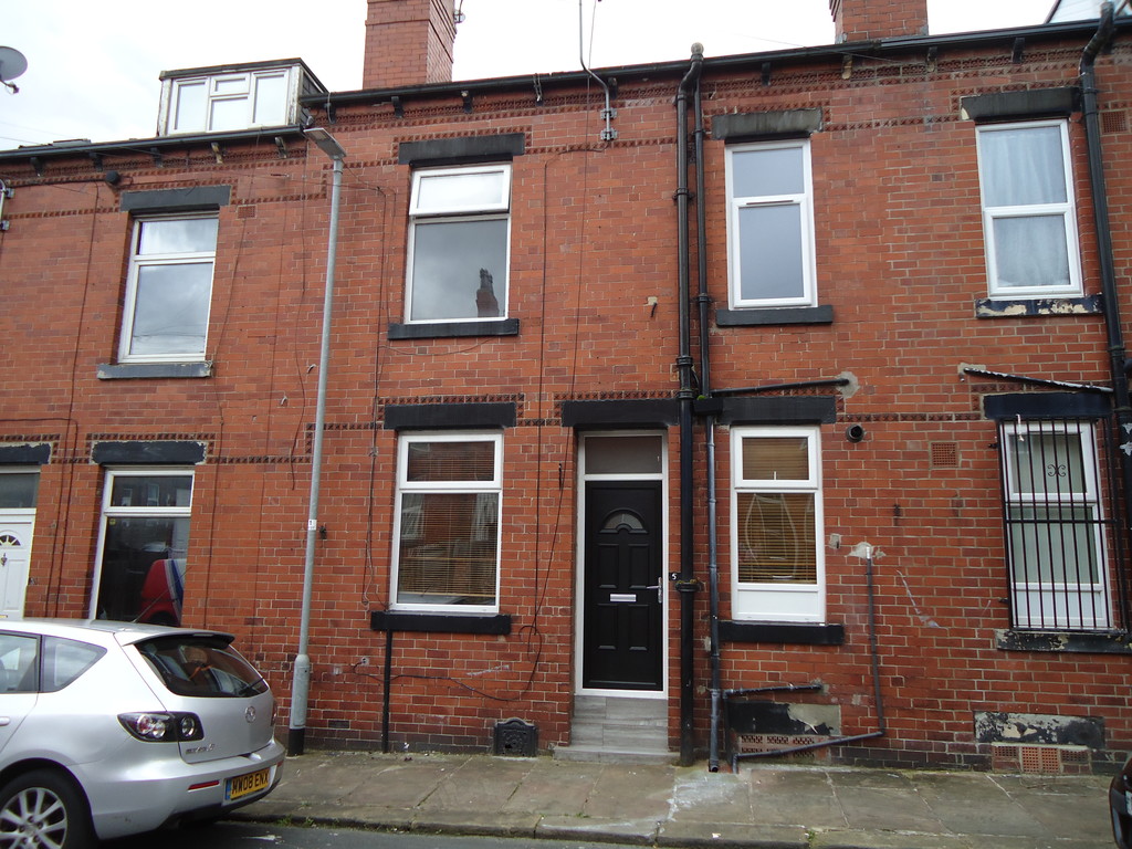 2 bed Mid Terraced House for rent in Leeds. From Lota Properties