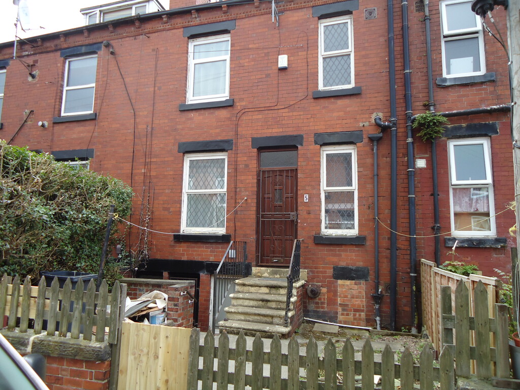 2 bed Mid Terraced House for rent in Leeds. From Lota Properties
