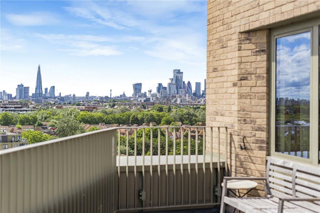 2 bed Penthouse for rent in Poplar. From Winkworth - Surrey Quays