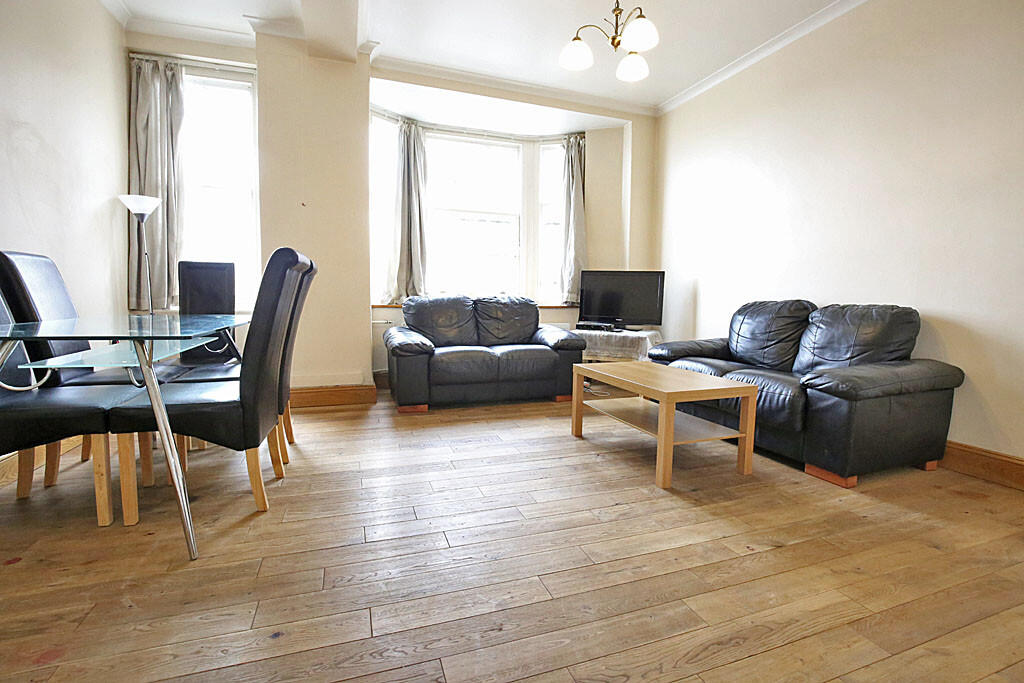 3 bed 1st Floor Flat for rent in Paddington. From Hellas-Helvetia - London