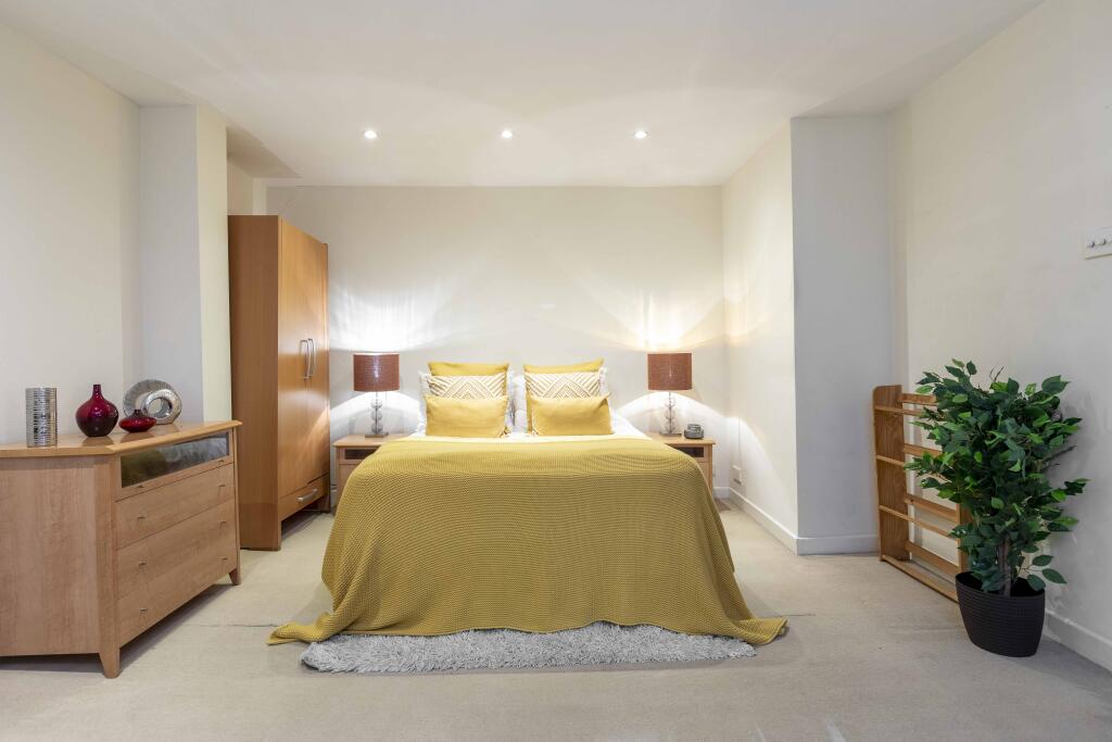 4 bed 1st Floor Flat for rent in Paddington. From Hellas-Helvetia - London