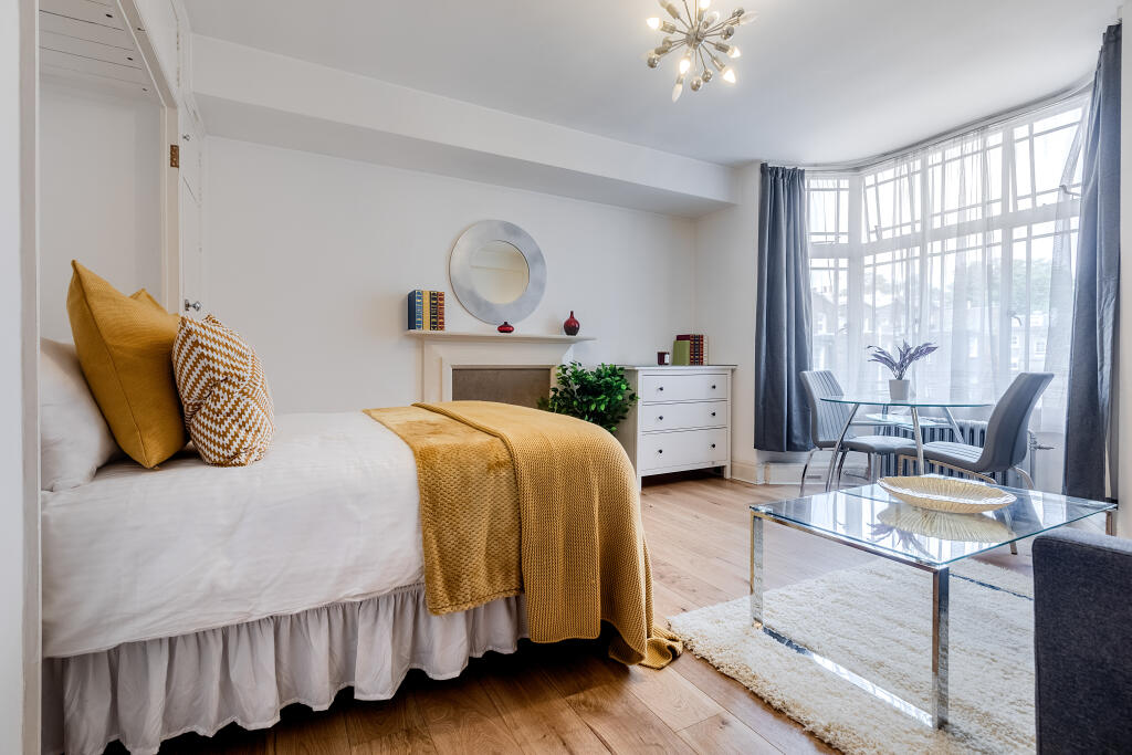 4 bed 1st Floor Flat for rent in Paddington. From Hellas-Helvetia - London
