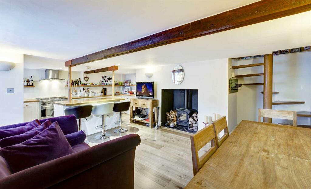 4 bed Detached House for rent in Hampstead. From Wayne and Silver Ltd