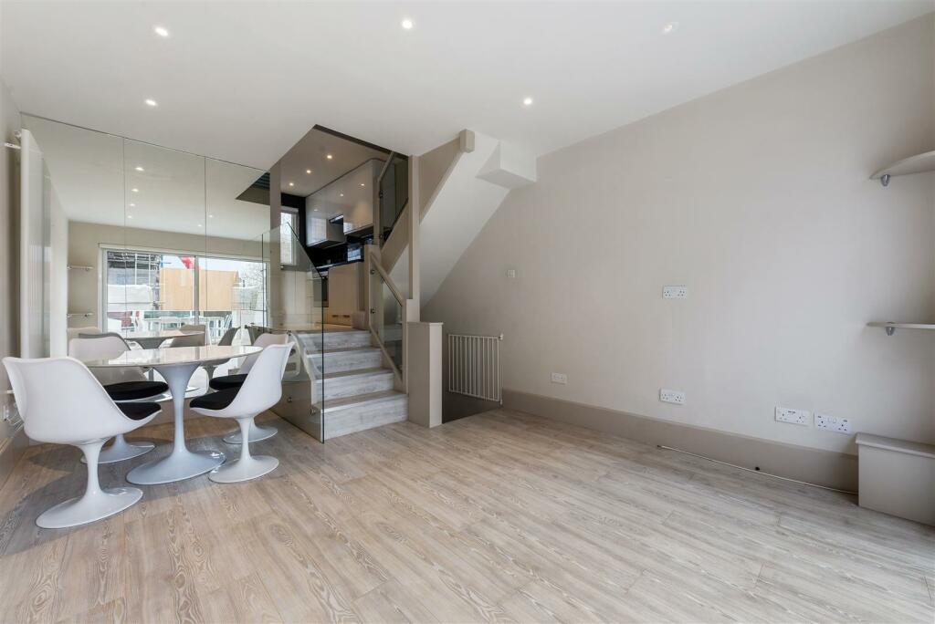 3 bed Detached House for rent in Hampstead. From Wayne and Silver Ltd