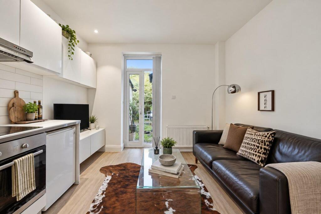 1 bed Detached for rent in Hampstead. From Wayne & Silver - Hampstead