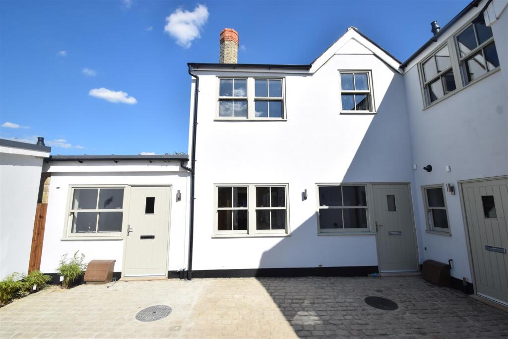 4 bed Studio for rent in Watford. From Warren Anthony Estate Agents