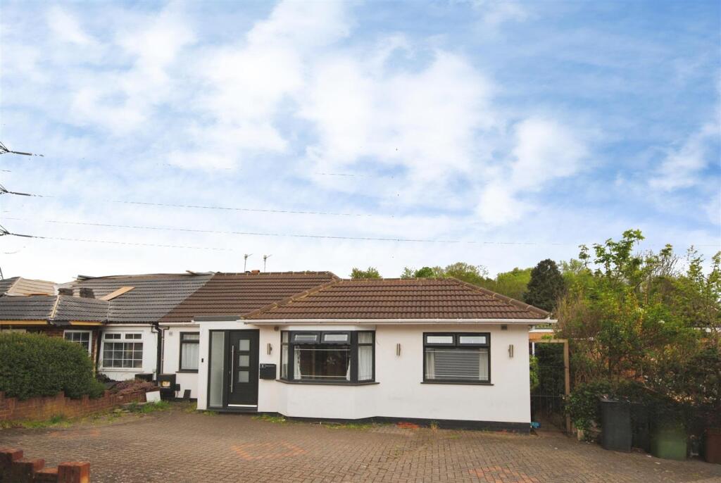 4 bed Semi-detached bungalow for rent in Bushey. From Warren Anthony Estate Agents