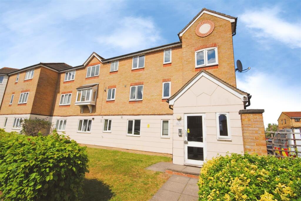 2 bed Apartment for rent in Watford. From Warren Anthony Estate Agents