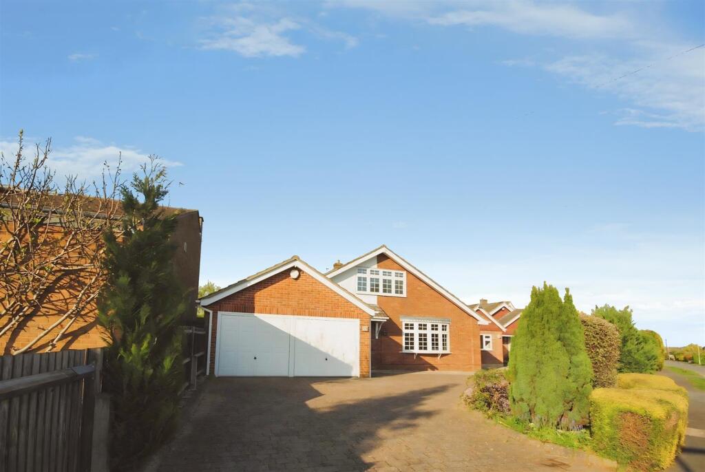 4 bed Detached bungalow for rent in How Wood. From Warren Anthony Estate Agents 4 bed Detached bungalow for rent in How Wood. From Warren Anthony Estate Agents