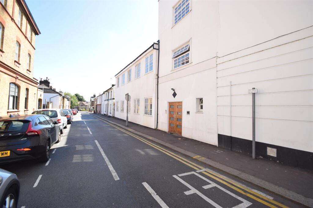 2 bed Apartment for rent in Watford. From Warren Anthony Estate Agents