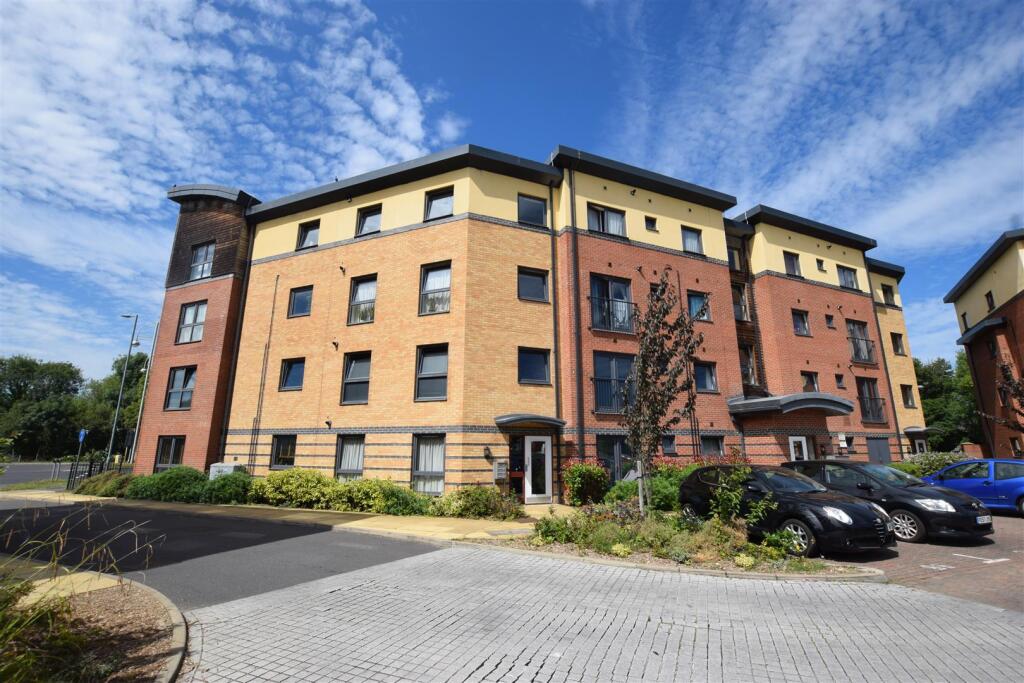 2 bed Apartment for rent in Watford. From Warren Anthony Estate Agents