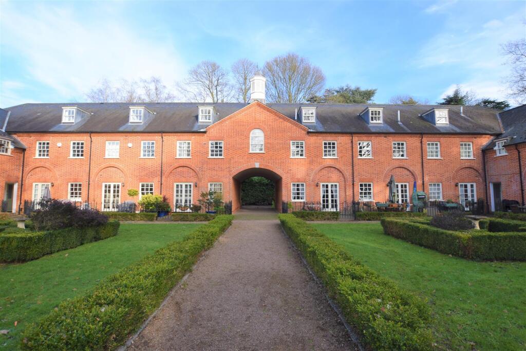 3 bed Town House for rent in Watford. From Warren Anthony Estate Agents