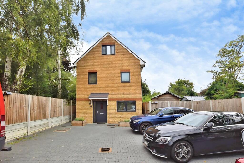 3 bed Mid Terraced House for rent in Bushey. From Warren Anthony Estate Agents